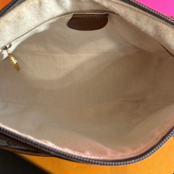 Gucci GG logo crossbody bag a beautiful and clean Gucci bag - Picture 10 of 17